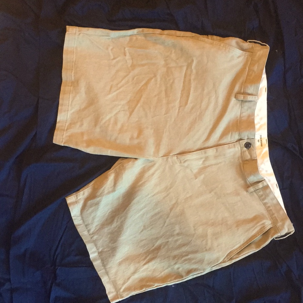 Size 42 Men’s Dockers shorts, beige